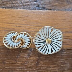 Vintage Gold Tone White Enamel Flower Brooch Lot